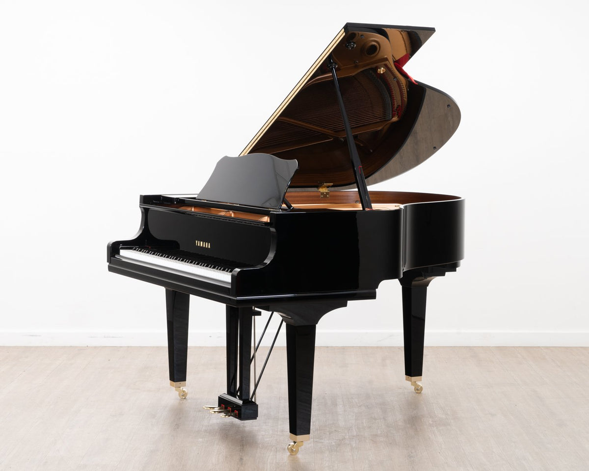 Yamaha GC1 M – Piano à queue compact professionnel Yamaha