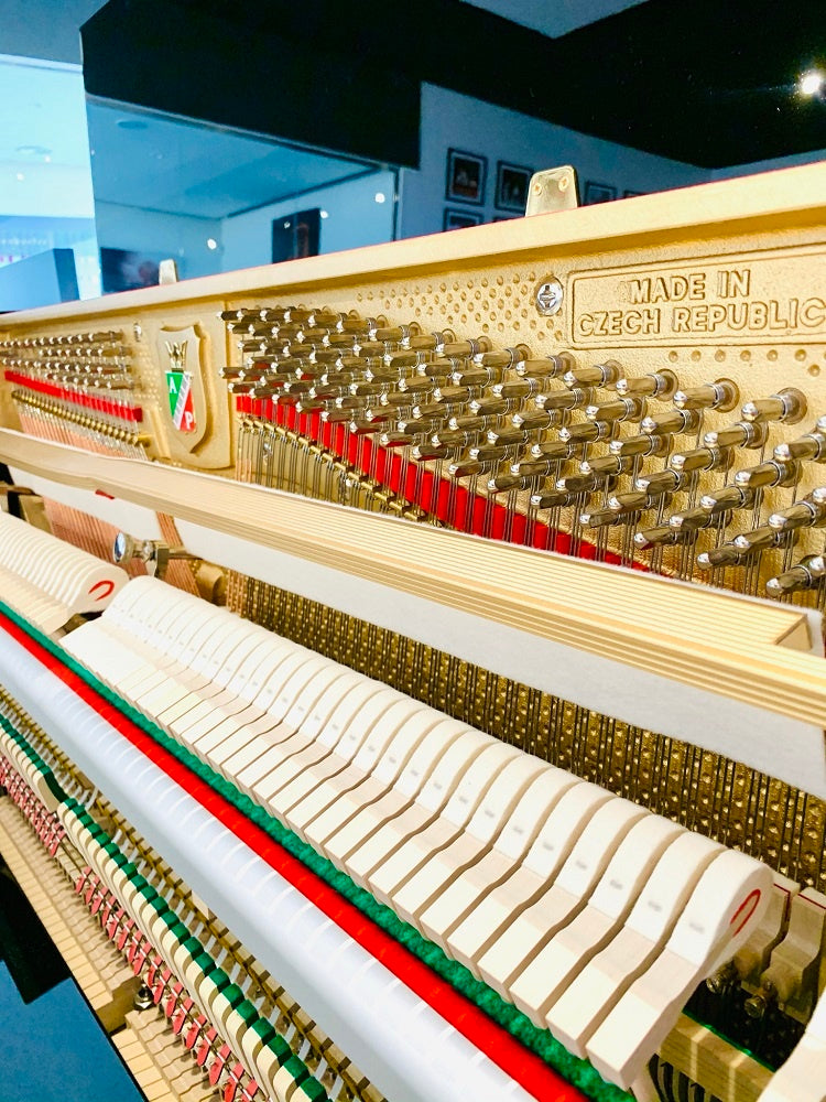 Petrof P118 M1 – Piano droit acoustique d’expression